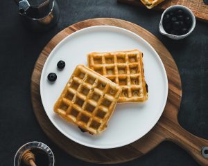 Waffles Dorados de Coco con Frutos del Bosque: Desayuno que Abraza sin Picos de Azúcar